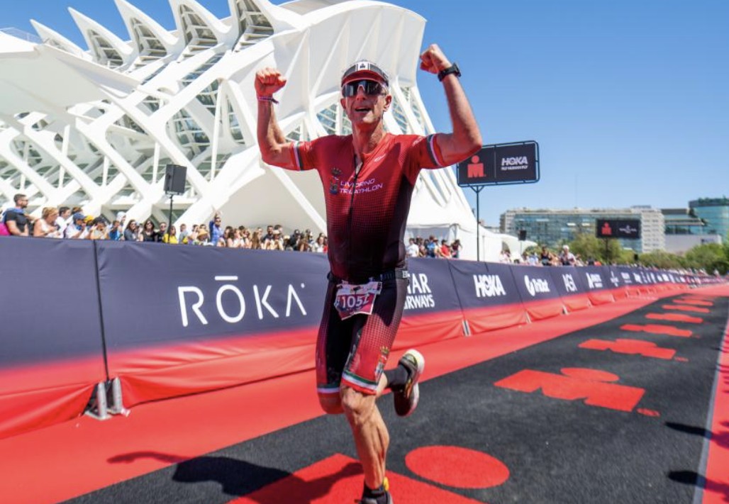 IRONMAN/ Un triatleta entrando en meta en Valencia