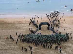 @fotorunners/ Imagen de la salida del Triatlón de Zarautz
