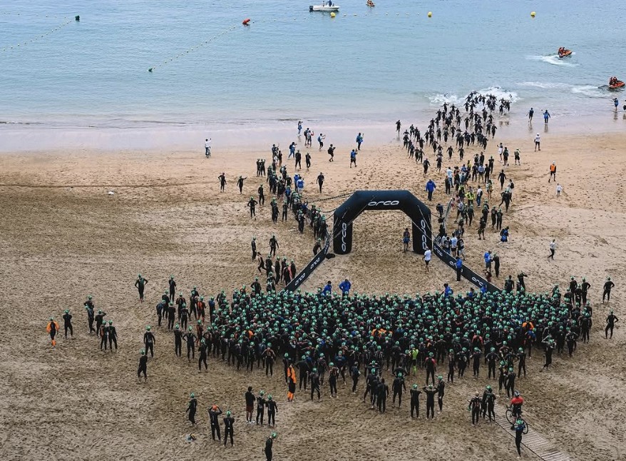 @fotorunners/ Imagen de la salida del Triatlón de Zarautz