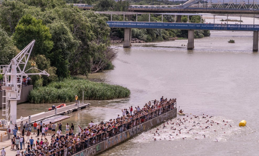 FETRI/ Triatletas nadando en Zaragoza