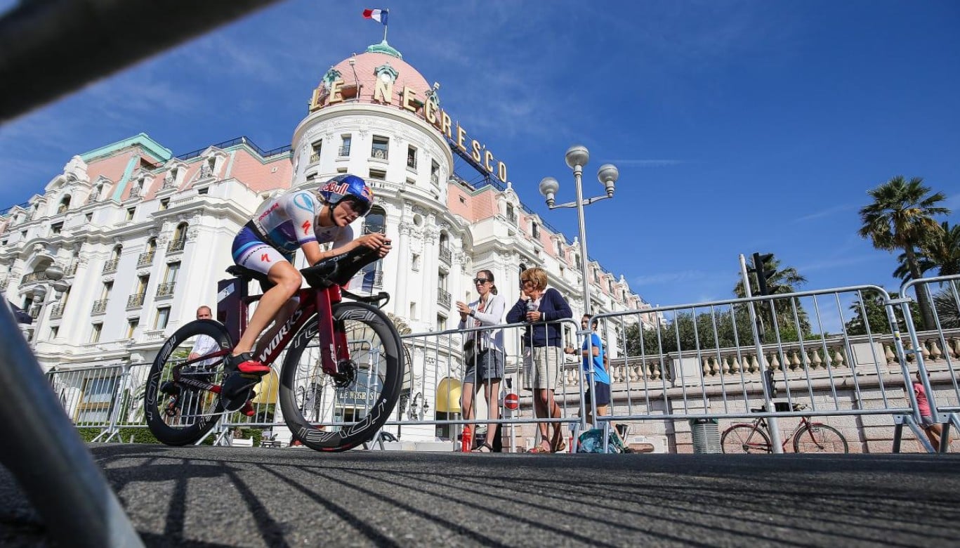 IRONMAN/ una triatleta compitiendo en el mundial IRONMAN de Niza