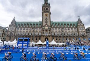 @orldtriathlon/ Imagen de la transición de las WTCS en Hamburgo