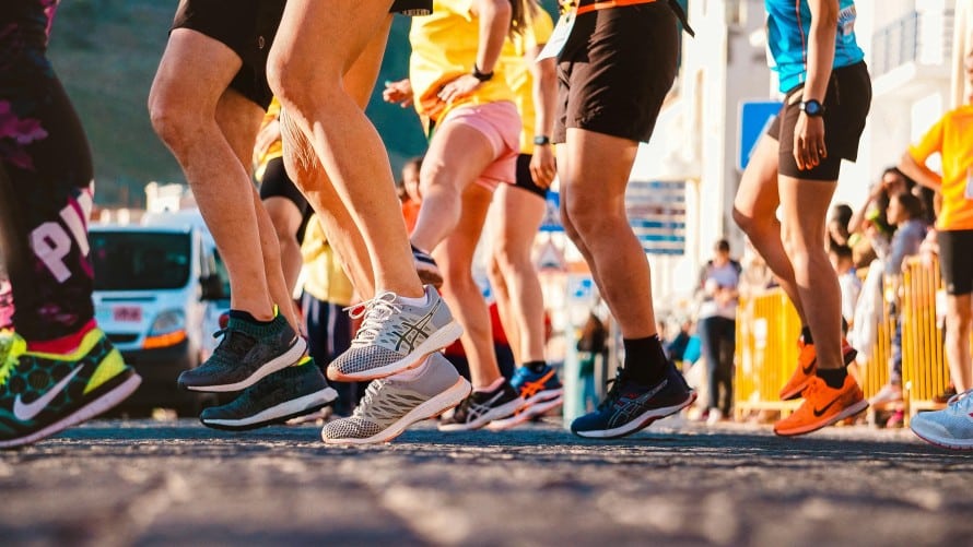 corredores en una media maratón