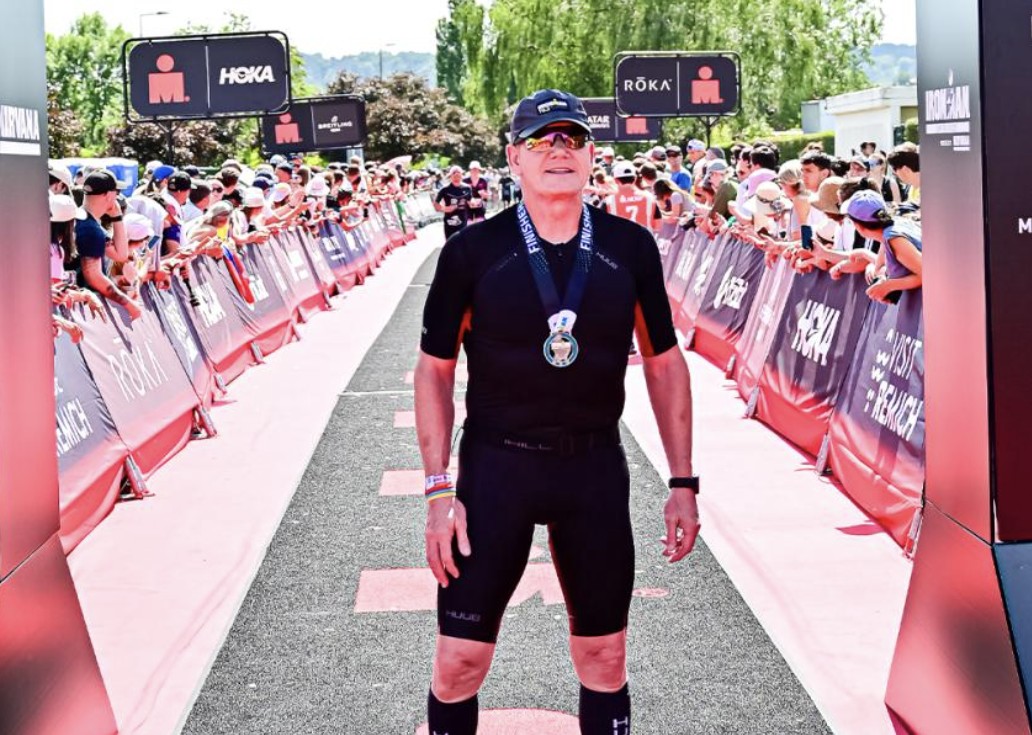 Gordon Ramsay regresa al triatlón completando el IRONMAN 70.3 de Luxemburgo - Actualidad IRONMAN/ Gordon Ramsay en la meta del IRONMAN 70.3 de Luxemburgo