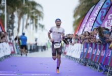 Un triatleta entrando en meta del ICAN Triathlon