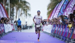 Un triatleta entrando en meta del ICAN Triathlon