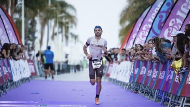 Un triatleta entrando en meta del ICAN Triathlon