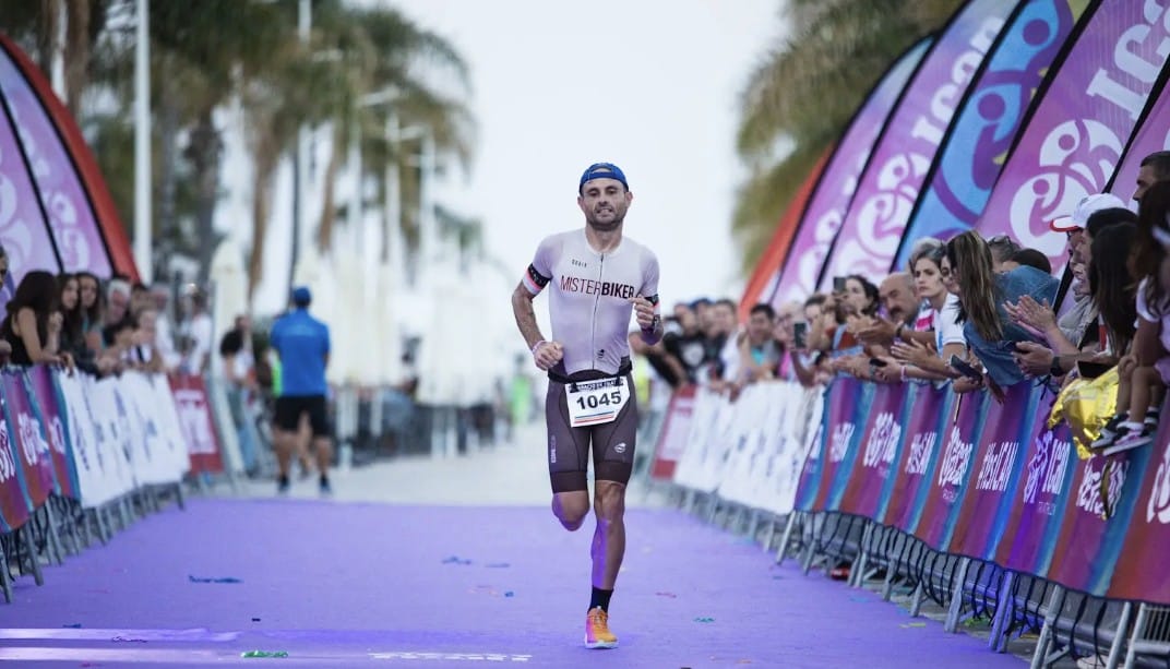 Un triatleta entrando en meta del ICAN Triathlon