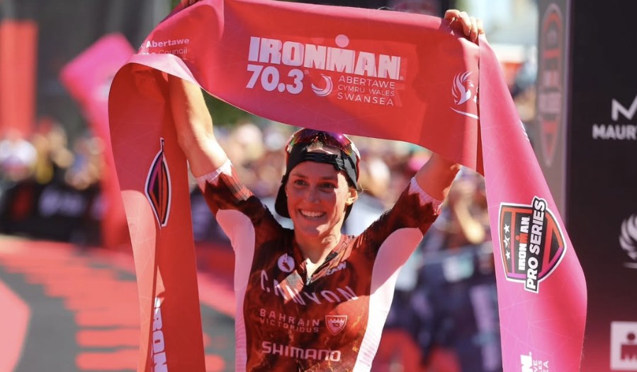 @ironmantri/ Kat Matthews ganando el IRONMAN 70.3 Swansea 2025