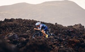 Club La Santa/ Un triatleta sobre la bici en el IRONMAN Lanzarote