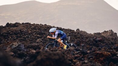 Club La Santa/ Un triatleta sobre la bici en el IRONMAN Lanzarote
