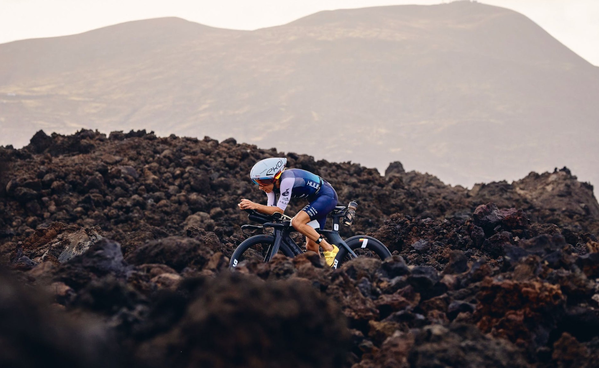 Club La Santa/ Un triatleta sobre la bici en el IRONMAN Lanzarote