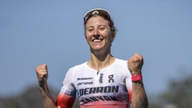 @t100triathlon/ Julie Derron ganando un T100