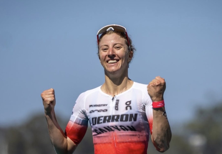 @t100triathlon/ Julie Derron ganando un T100