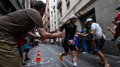 IRONMAN/ Imagen de un triatleta con el público en Vitoria
