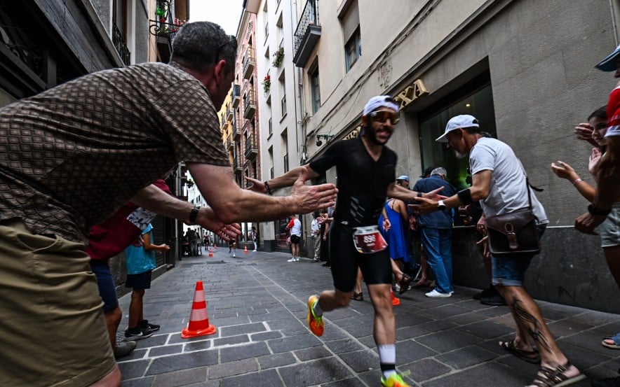 IRONMAN/ Imagen de un triatleta con el público en Vitoria