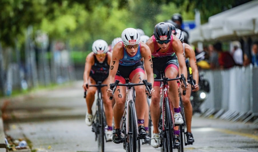 FETRI/ Imagen de un pelotón ciclista en un trialtón