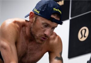 @talbotcox /Lionel Sanders entrenando en el rodillo