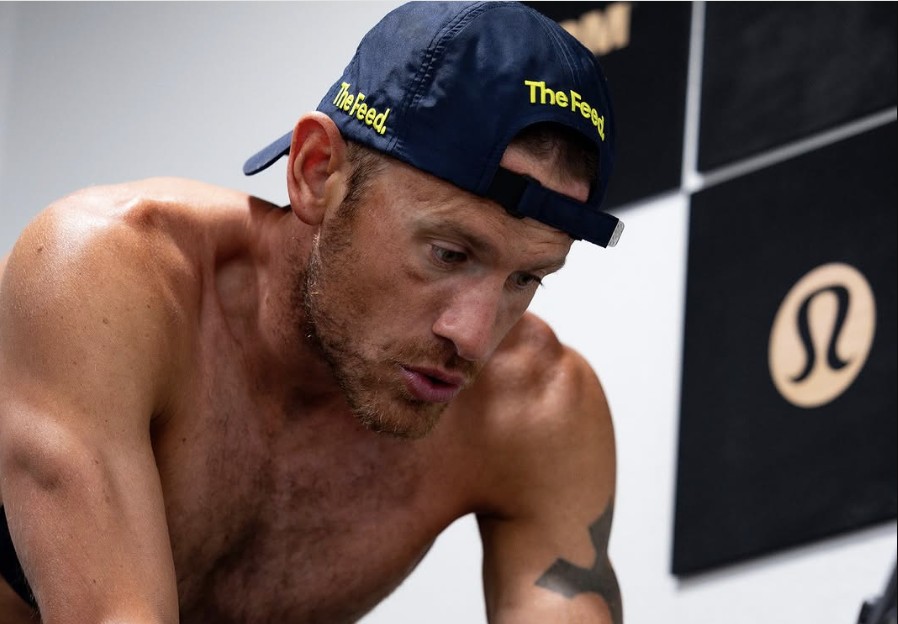 @talbotcox /Lionel Sanders entrenando en el rodillo