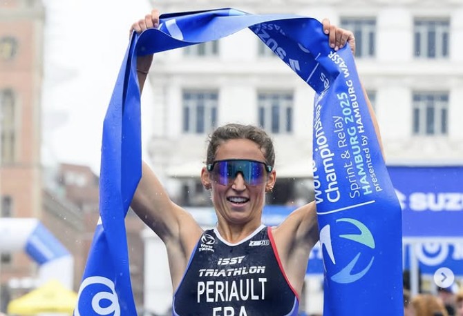 @worldtriathlon/ Leonie Periault ganando en Hamburgo