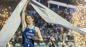 @worldtriathlon( Cassandre Beaugrand ganando en Lievin