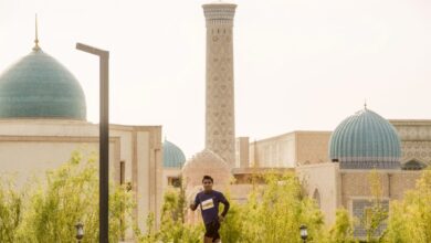 Un triatleta corriendo en el Challenge Samarkand