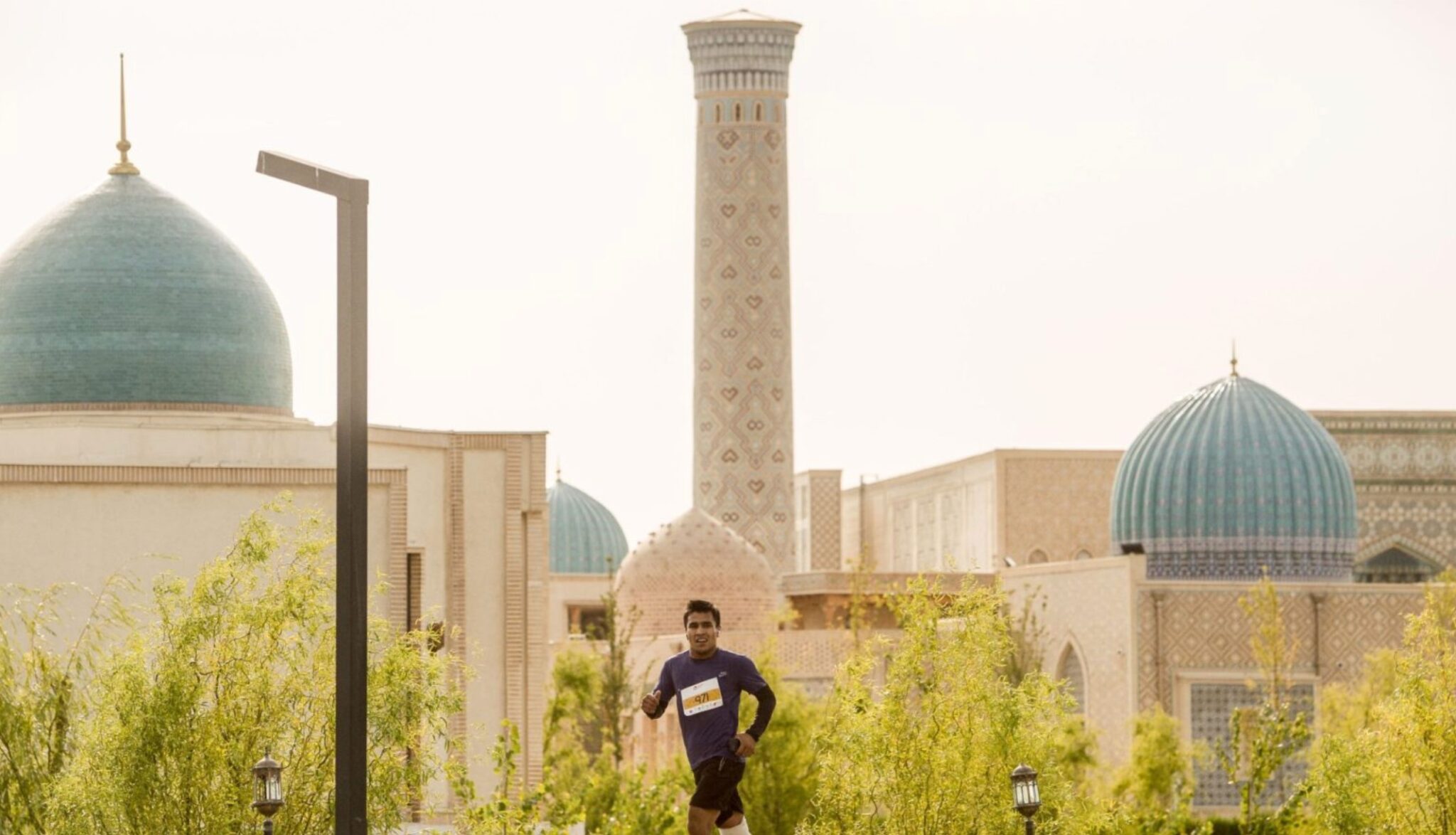 Un triatleta corriendo en el Challenge Samarkand