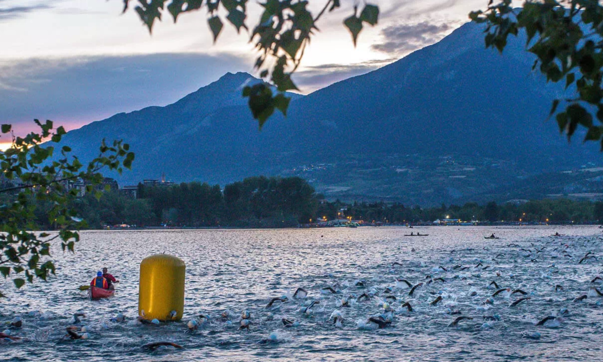 Imagen de la natación en el Embrunman