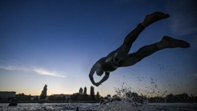 @gettyimages/ Un triatleta lanzándose al agua