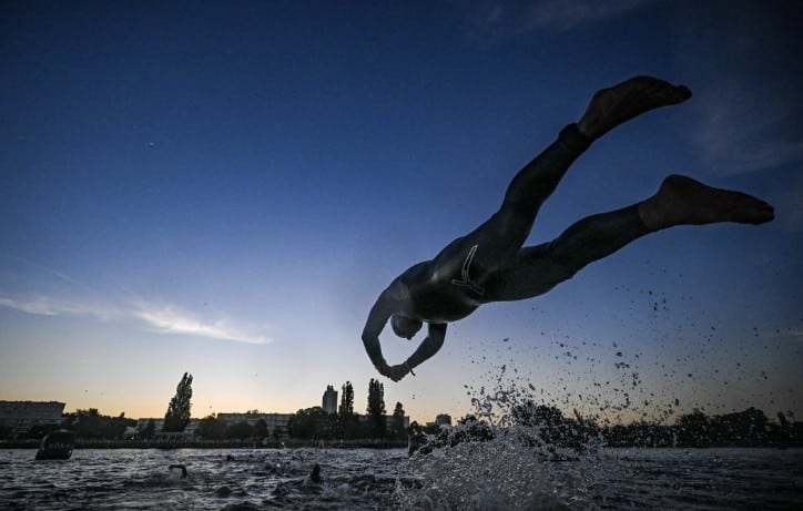 @gettyimages/ Un triatleta lanzándose al agua