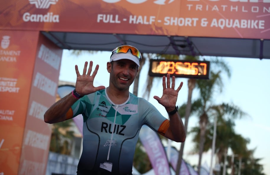 @triatlocv/ Imagen de un atleta en la meta del ICAN Gandia