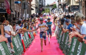 Triatletas en la transición del IRONMAN Vitoria