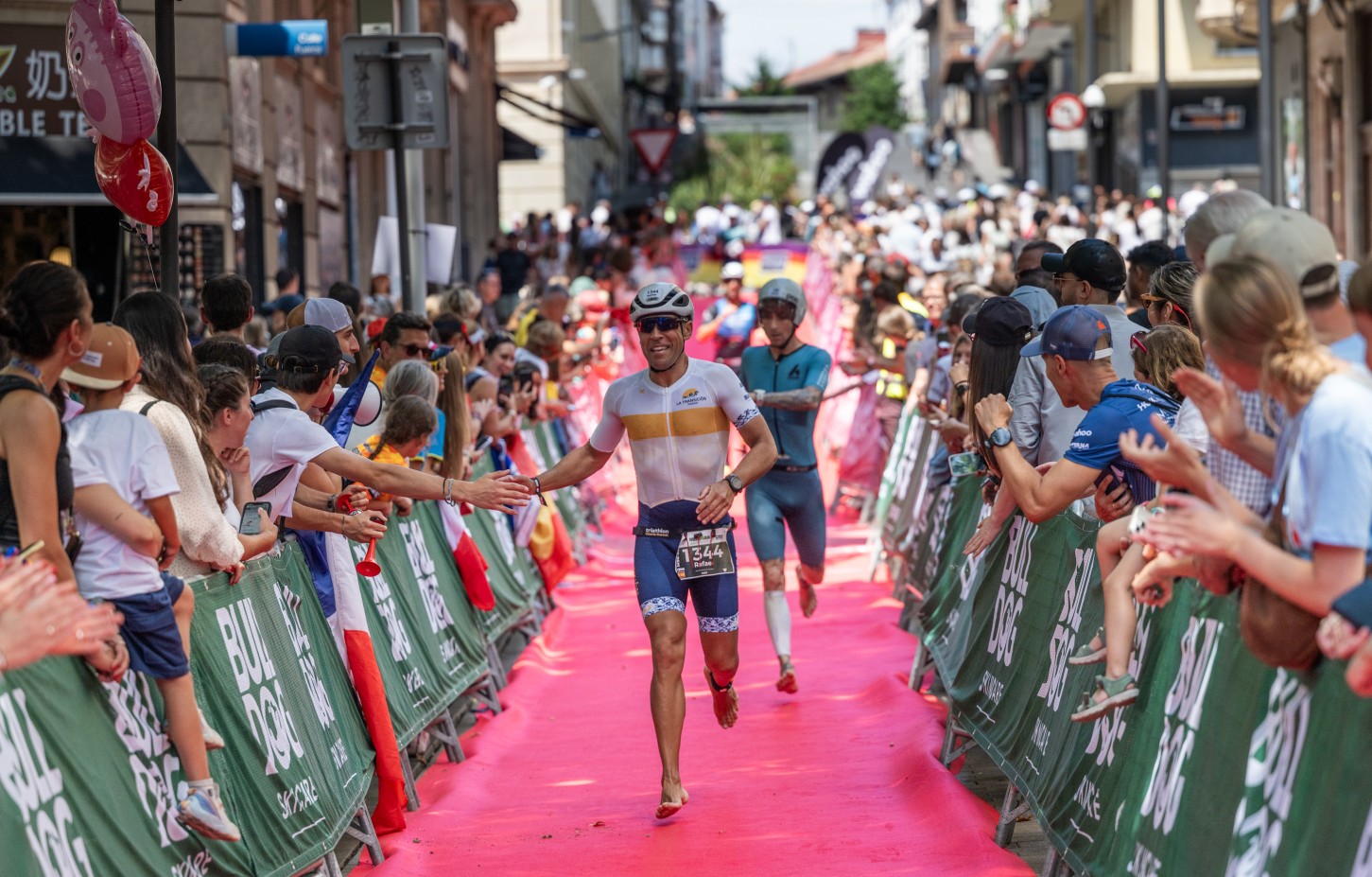 Triatletas en la transición del IRONMAN Vitoria