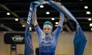@t100triathlon/ Lucy Charles ganando el T100 Londres