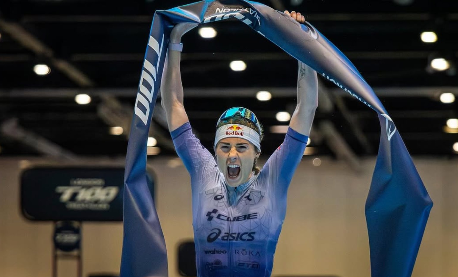 @t100triathlon/ Lucy Charles ganando el T100 Londres