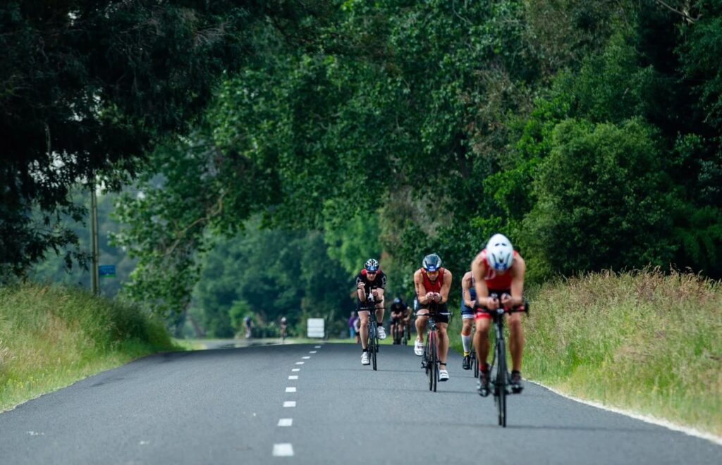 Imagen de triatletas controlando el drafting