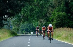 Imagen de triatletas controlando el drafting