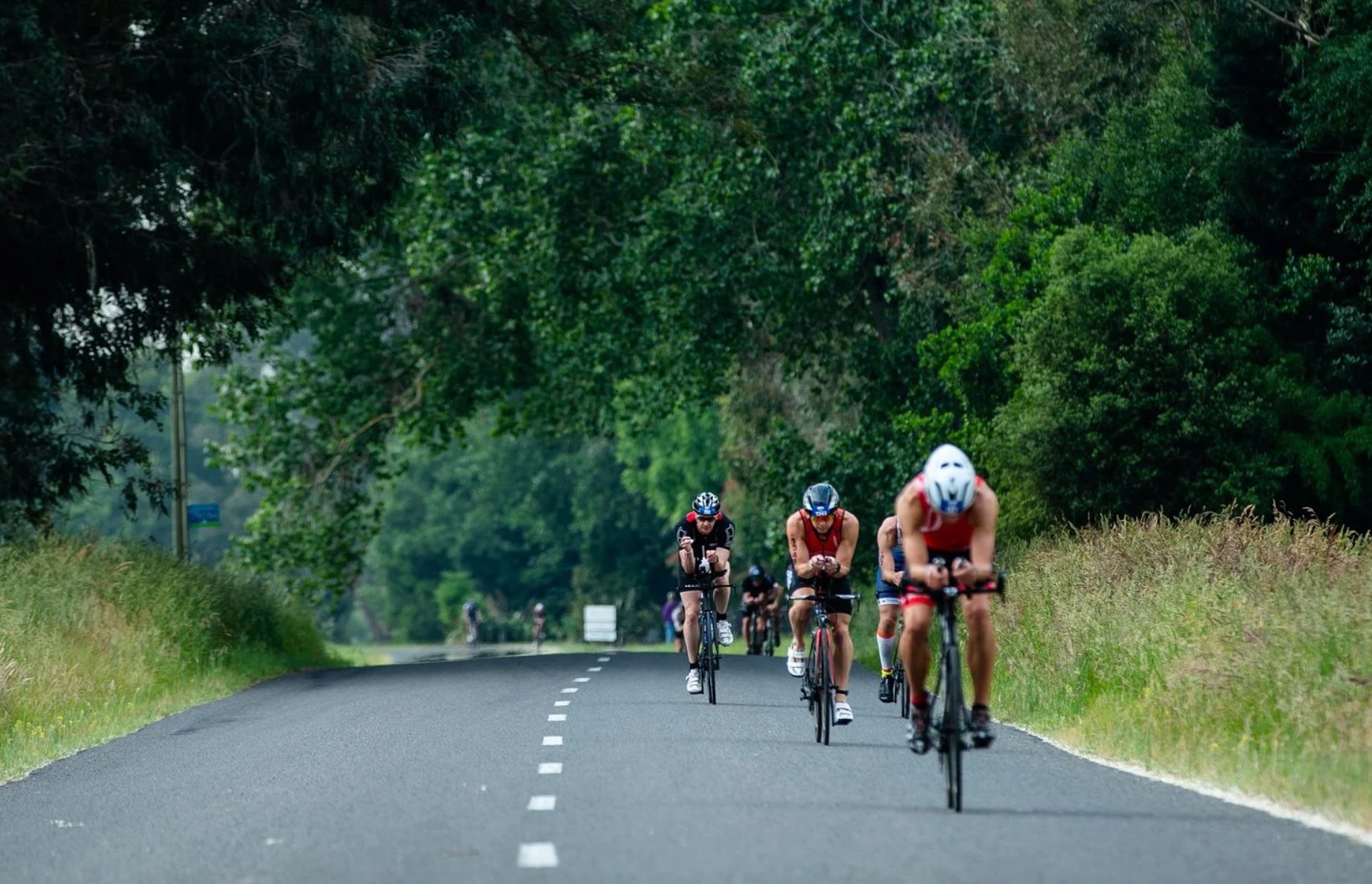 Imagen de triatletas controlando el drafting