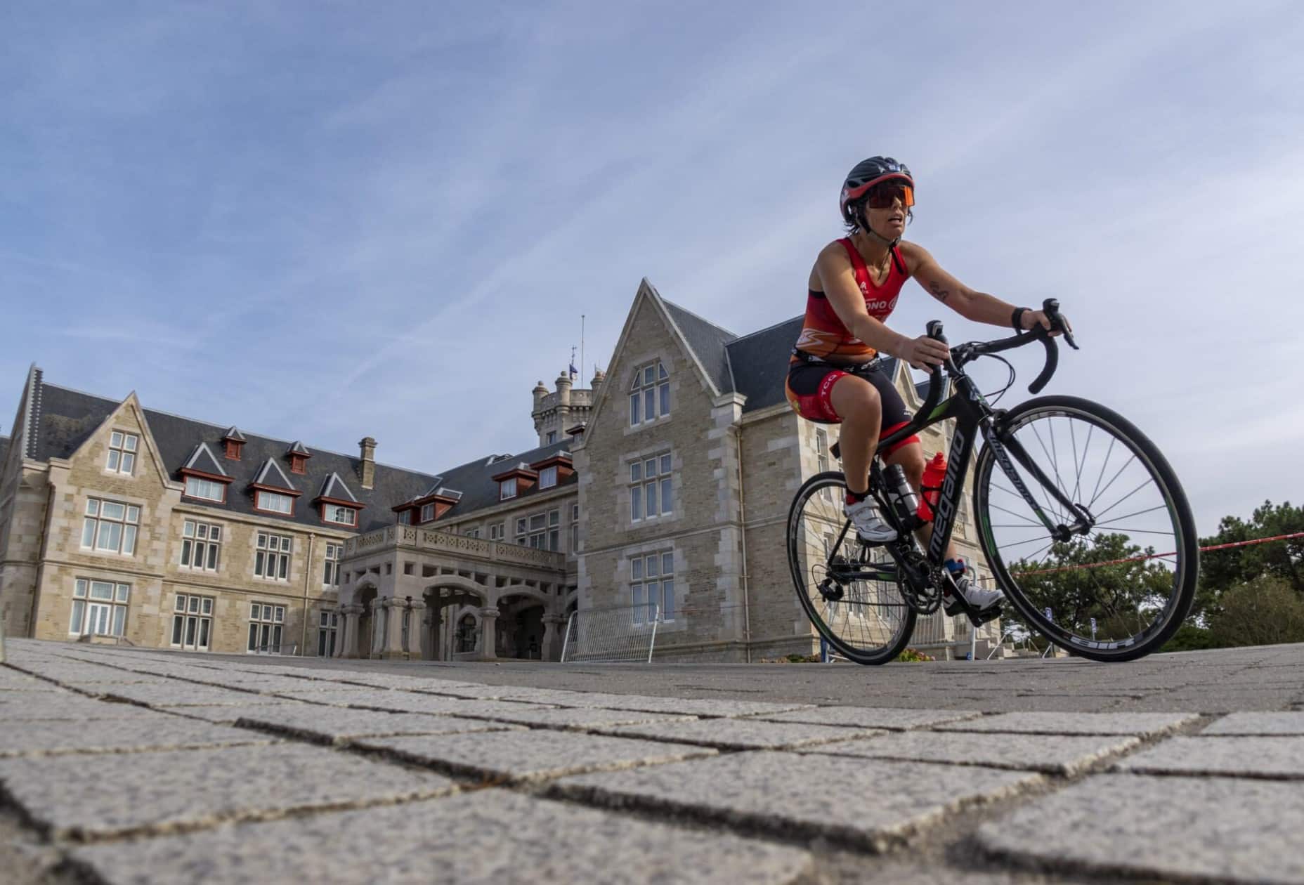 Imagen de un triatleta en el Triatlón Ciudad de Sanantder