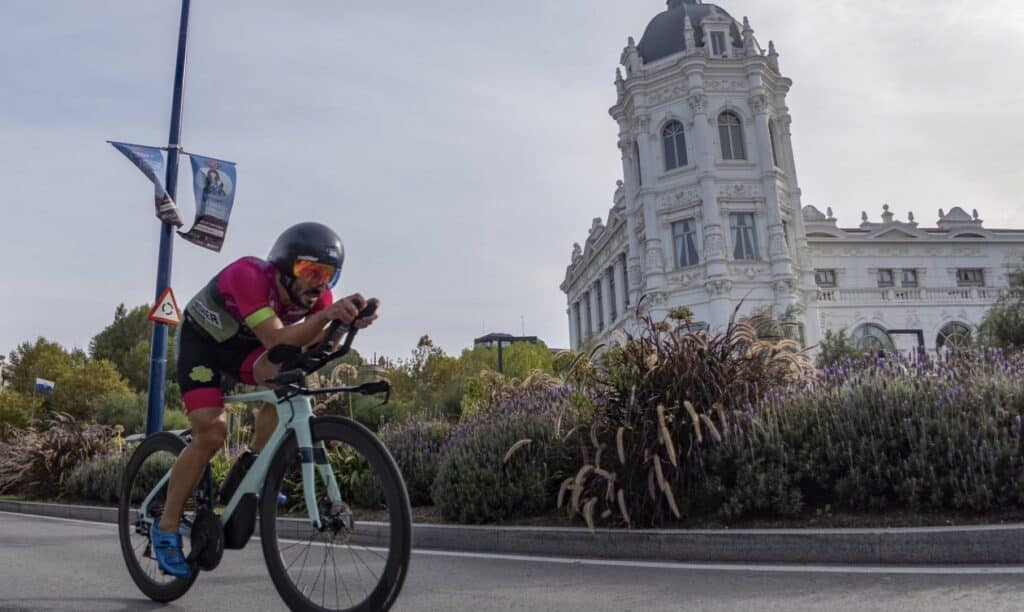 Imagen de un triatleta sobre la bici en Santander