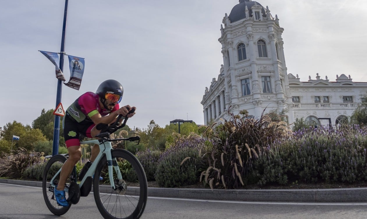 Imagen de un triatleta sobre la bici en Santander