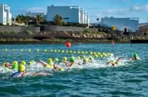@clublasanta/ Imagen de la natación del Volcano Triathlon