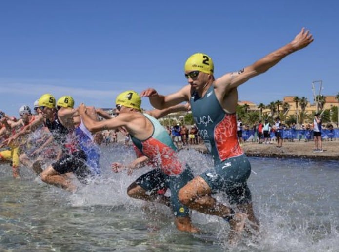 @worldtriathlon/ Imagen de la salida de natación de una prueba WTCS