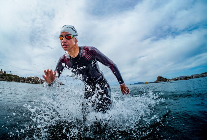 FETRI/ Imagen de una triatleta saliendo del agua