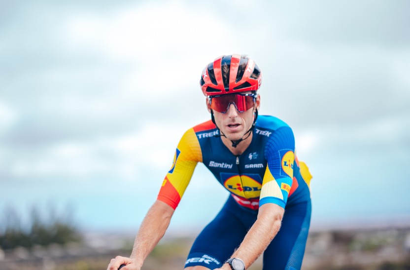 Carlos Verona participando en la Vuelta Ciclista a Lanzarote 2024