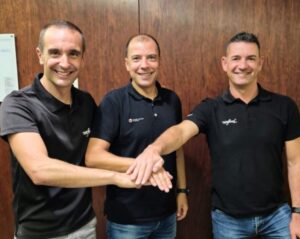Imagen del acuerdo entre Challenge Salou y Wefeel Events