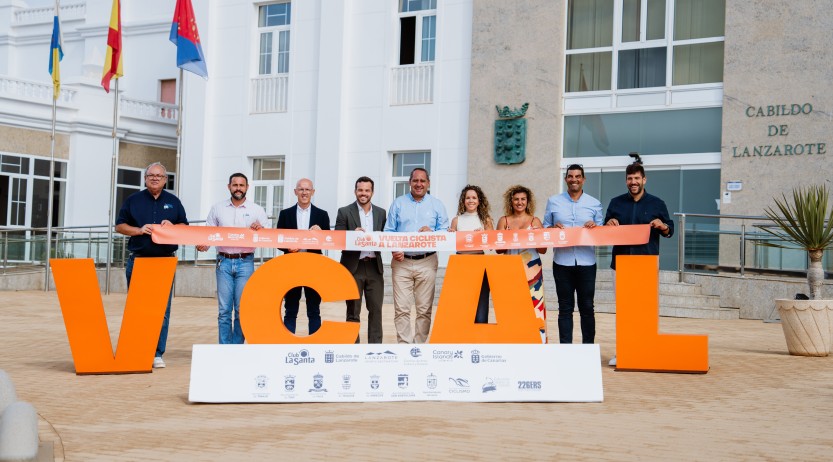 Foto de familia del acto institucional de presentación de la Vuelta Ciclista a Lanzarote.