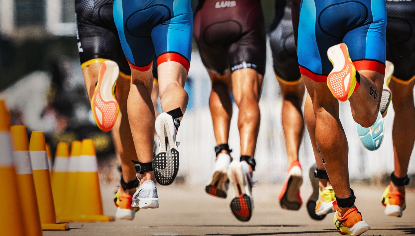 @supertri/ Imagen de triatletas corriendo