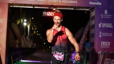 @triatlocv/ Un triatleta en la meta del ICAN Gandia