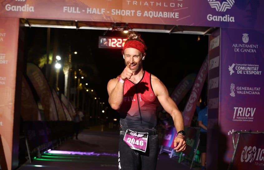 @triatlocv/ Un triatleta en la meta del ICAN Gandia
